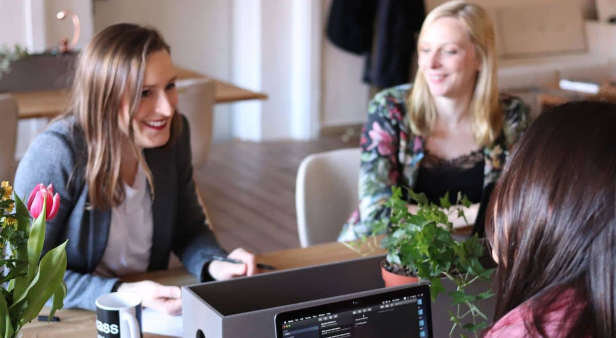 Kolleginnen im Gespräch im Büro