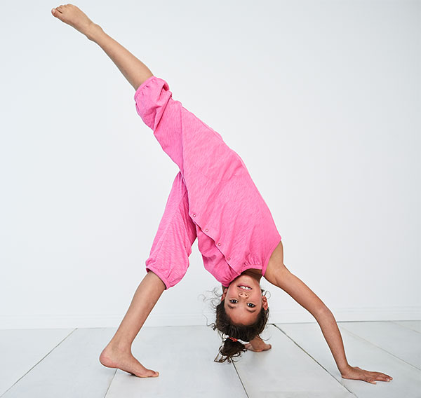 hessnatur Kinderkollektion Mädchen macht Handstand