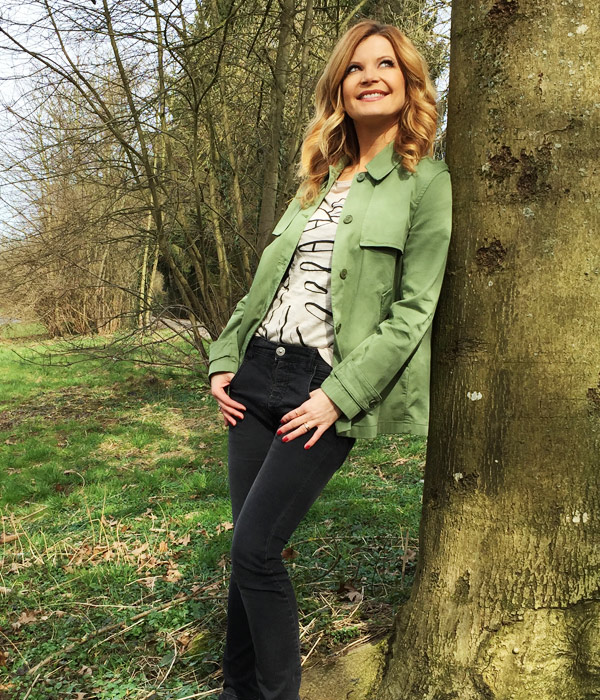 Eva Imhof im coolen hessnatur Jeans-Look