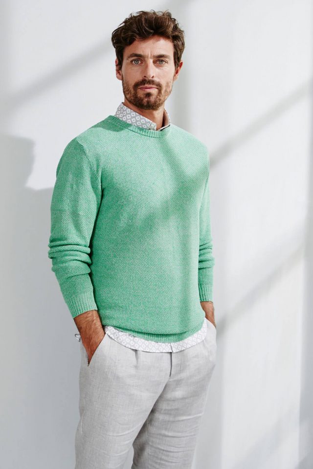 hessnatur-making-of-sommer-herrenkollektion-fotoshooting-model-mint-pullover