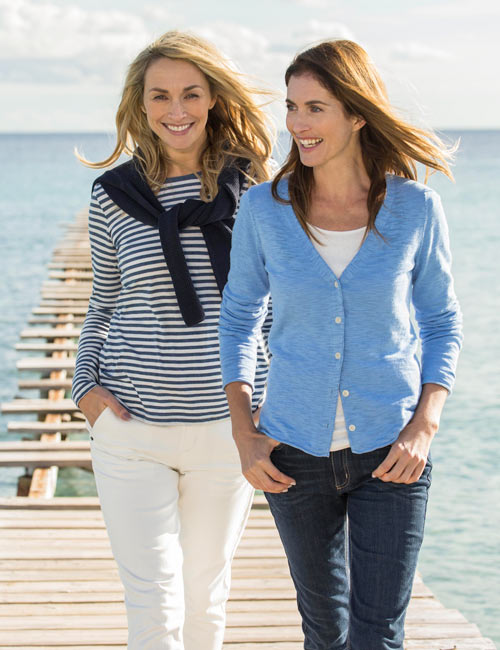 hessnatur-tag-der-freundschaft-freundinnen-marine-looks-2 Marine Look für Freundinnen