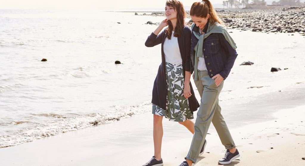 hessnatur-tag-der-freundschaft-gemeinsames-muster Bio-Mode am Strand