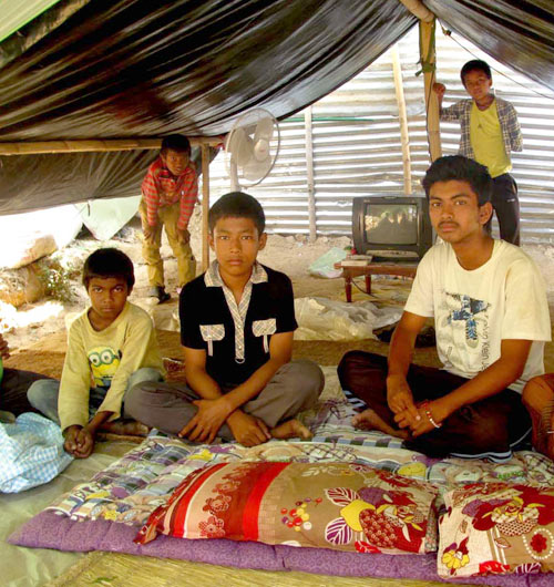 hessnatur-new-sadle-erdbeben-nepal-wiederaufbau-familie-zelt Erdbeben-Flüchtlinge in Nepal