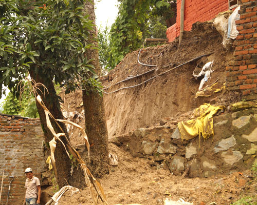 hessnatur-new-sadle-erdbeben-nepal-wiederaufbau-hang Zerstörte Abhänge nach dem Erdbeben in Nepal