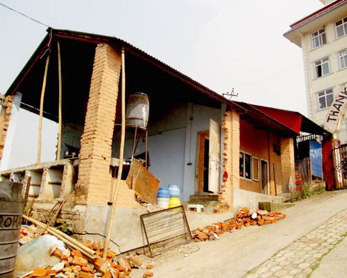 hessnatur-new-sadle-erdbeben-nepal-wiederaufbau-kaputtes-haus