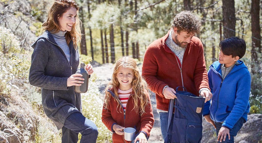 hessnatur-outdoor-natur-familie-bio-schurwoll-fleece-jacken-ausflug-min Ökologische Naturmaterialien für die ganze Familie